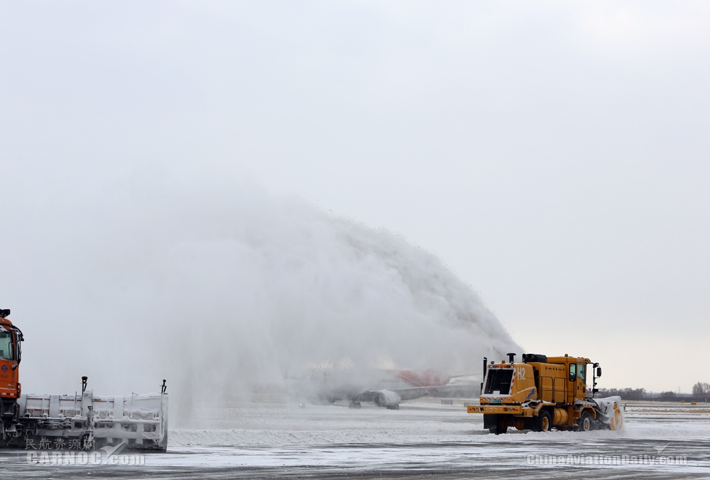 大雪面前勇?lián)?dāng) 哈爾濱機(jī)場(chǎng)贏戰(zhàn)大雪紀(jì)實(shí)